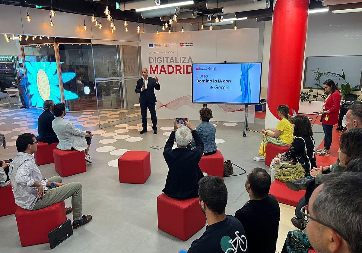 El consejero López-Valverde, durante la presentación del curso