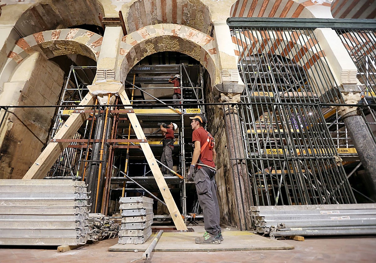 Operarios trabajan en las obras de consolidación de la Mezquita-Catedral de Córdoba