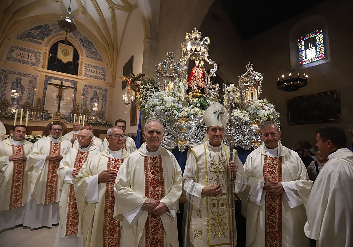 El obispo, junto a integrantes del Cabildo Catedral de Córdoba, ante el paso de Nuestra Señora de la Fuensanta, este lunes