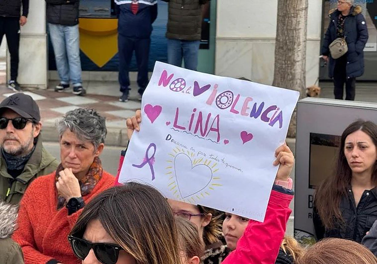 Cartel de una niña en la concentración espontánea en Benalmádena tras el primer asesinato machista de 2025 en Andalucía
