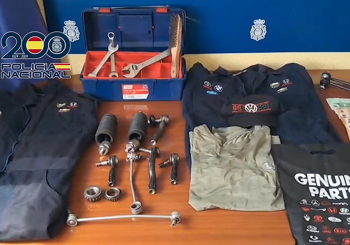 Monos de trabajo, herramientas y otros útiles que utilizaba la banda