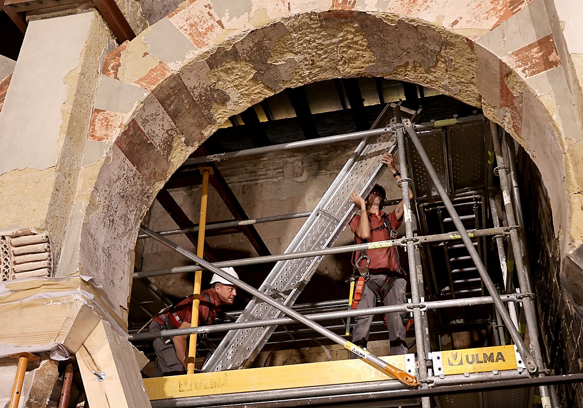 Operarios en una de las zonas afectadas por el incendio en la Mezquita-Catedral de Córdoba