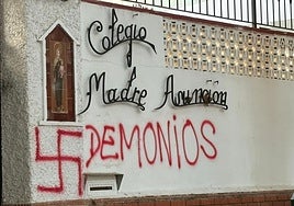Vandalizan un colegio católico de Málaga con esvásticas e insultos anticlericales: «Os quemaréis en el infierno»