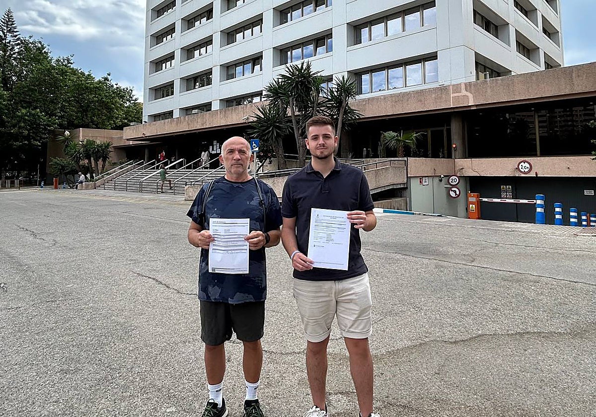 Dos representantes de los colectivos representados con el escrito que han presentado a la Junta de Andalucía