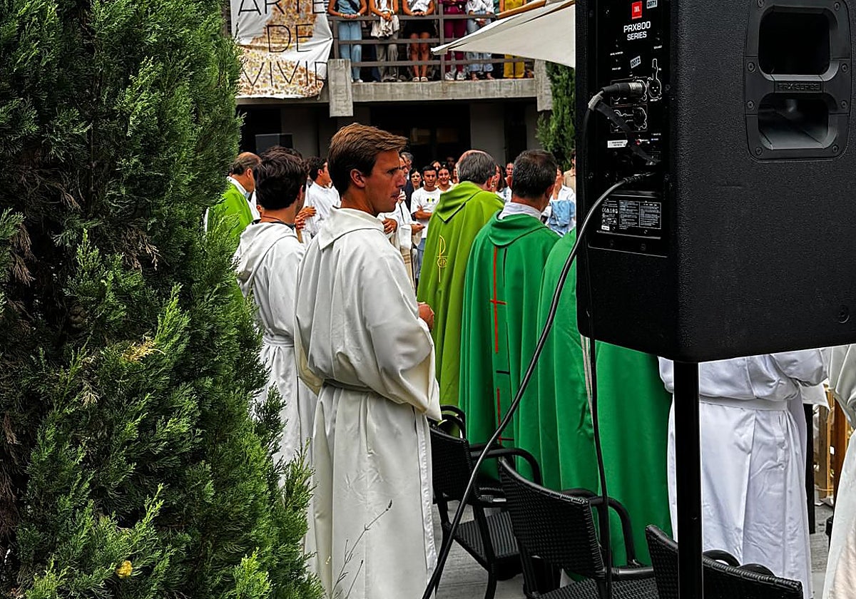 Álvaro Ferraro de la Puerta de acólito en una misa en Madrid