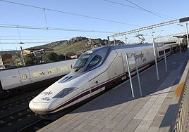 Un incendio para la circulación del AVE en la línea Madrid-Andalucía entre Puertollano y Venta de la Inés (Ciudad Real)