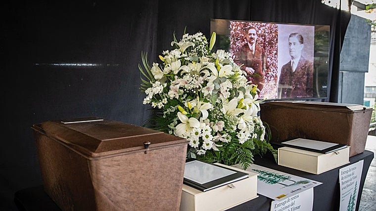 Las cajas y fotos de los fusilados han presidido el acto