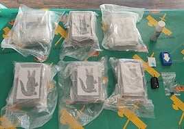 Pillan a un turista con siete kilos de cocaína ocultos en un doble fondo del coche en el puerto de Denia