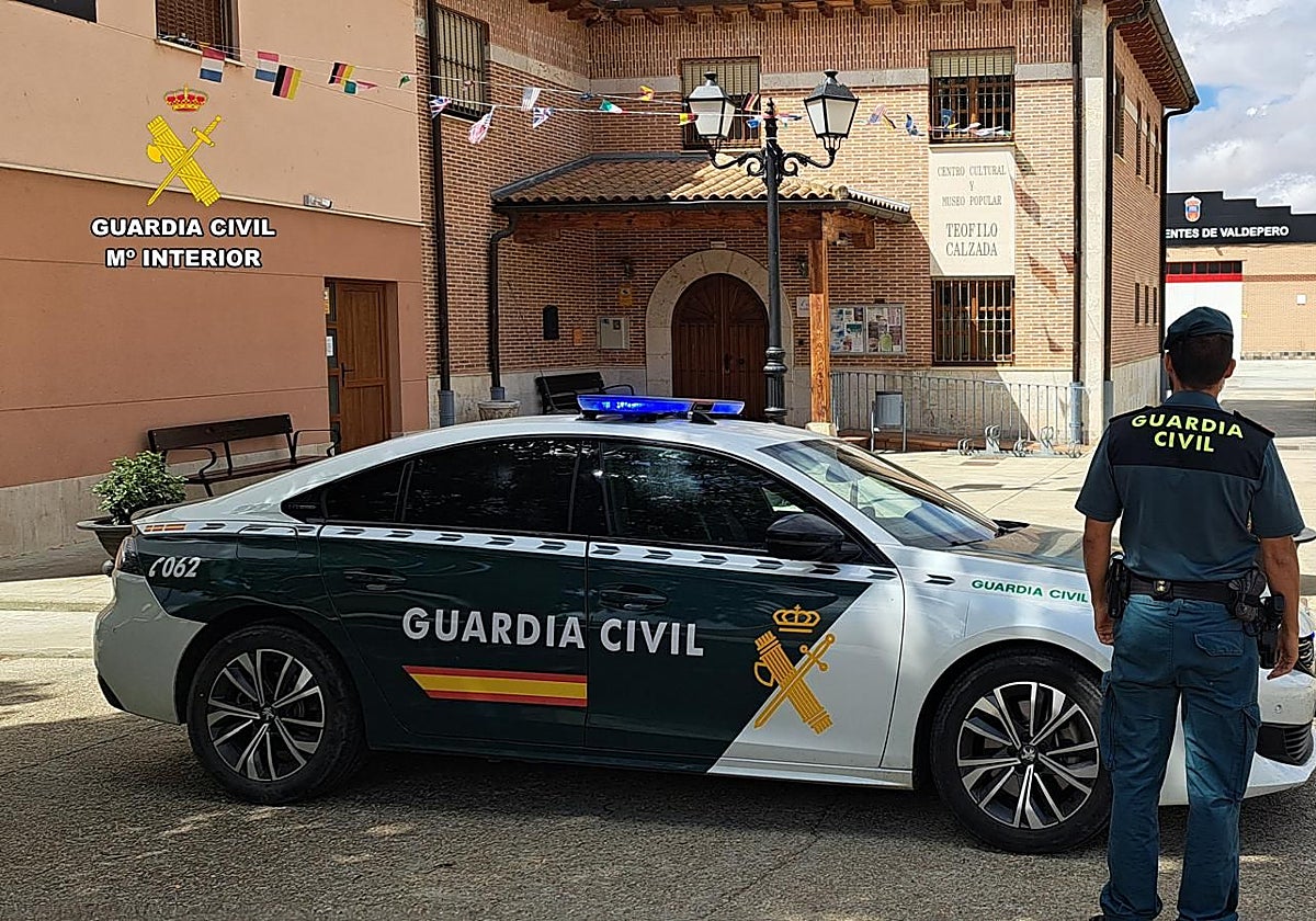 Efectivos de la Guardia Civil en la localidad de Fuentes de Valdepero (Palencia)