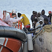 Mauritania intercepta una embarcación con cerca de 120 migrantes camino a Canarias