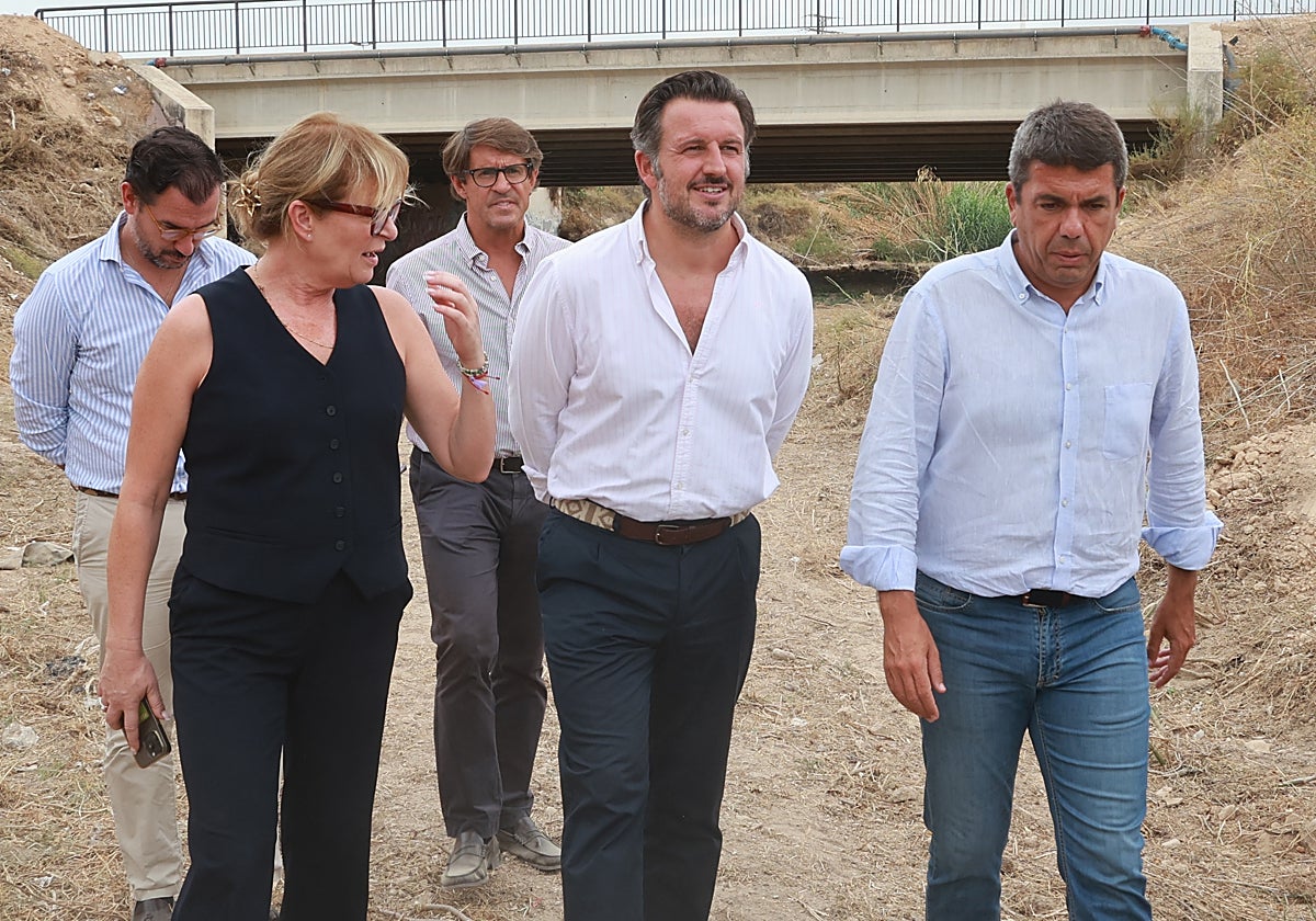 Imagen del presidente de la Generalitat, Carlos Mazón, durante su visita al barranco de San Antón de Elche