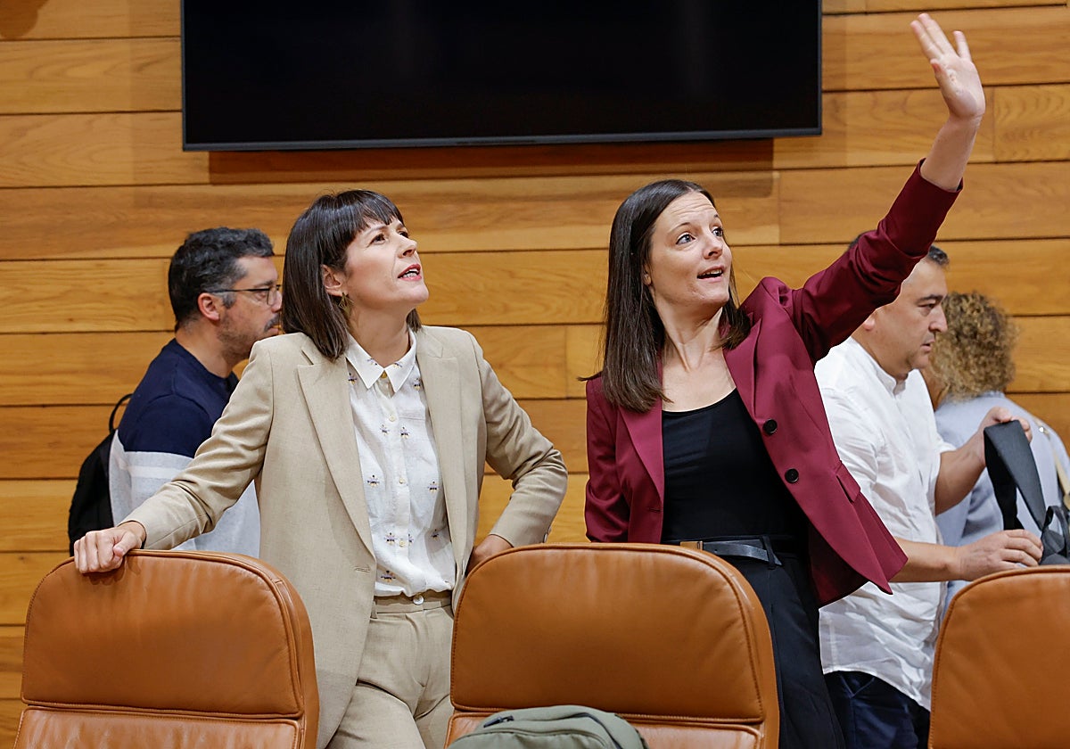 La líder de la oposición (izq.) a su llegada al hemiciclo antes de la comparecencia de Alfonso Rueda