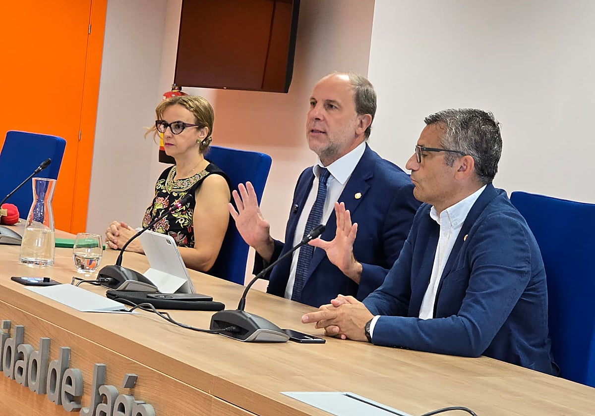 Nicolás Ruiz, rector de la UJA, junto a Hikmate Abriouel, vicerrectora  de Enseñanzas Oficiales y Manuel Valverde, director de EPS Linares