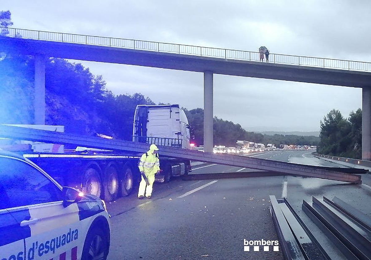 Imagen de las vigas obstalizando el paso de los vehículos en la AP-7