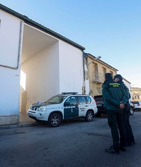 Imagen secundaria 2 - Aunque las dos zonas más conflictivas de Puente Genil están plenamente identificadas por parte de las Fuerzas y Cuerpos de Seguridad, el temor expresado por su alcalde Sergio Velasco está en el anclaje en nuevos barrios sin conflictos de la ciudad de los mismos clanes que operan en los 'puntos calientes'. En el último año y medio se han multiplicados los episodios muy violentos y las operaciones antidroga que han convertido a este municipio de 30.000 habitantes en flanco del narcotráfico.