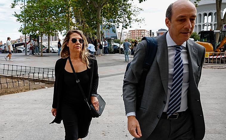Imagen principal - Cristina Álvarez, a su llegada a los juzgados de Plaza de Castilla y varios de los manifestantes presentes en la puerta.