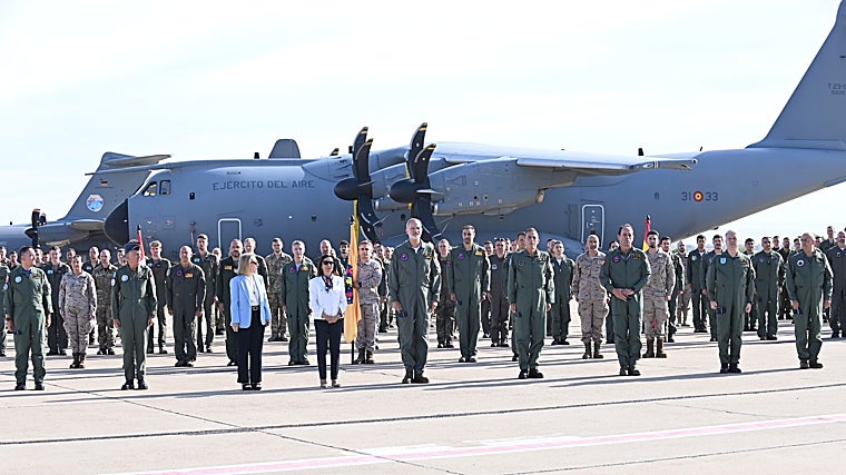 El Rey participa en un simulacro de evacuación del personal no combatiente en la Base Aérea de Zaragoza