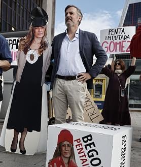 Imagen secundaria 2 - Cristina Álvarez, a su llegada a los juzgados de Plaza de Castilla y varios de los manifestantes presentes en la puerta.