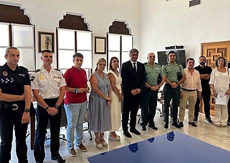 Imagen secundaria 1 - Aunque las dos zonas más conflictivas de Puente Genil están plenamente identificadas por parte de las Fuerzas y Cuerpos de Seguridad, el temor expresado por su alcalde Sergio Velasco está en el anclaje en nuevos barrios sin conflictos de la ciudad de los mismos clanes que operan en los 'puntos calientes'. En el último año y medio se han multiplicados los episodios muy violentos y las operaciones antidroga que han convertido a este municipio de 30.000 habitantes en flanco del narcotráfico.