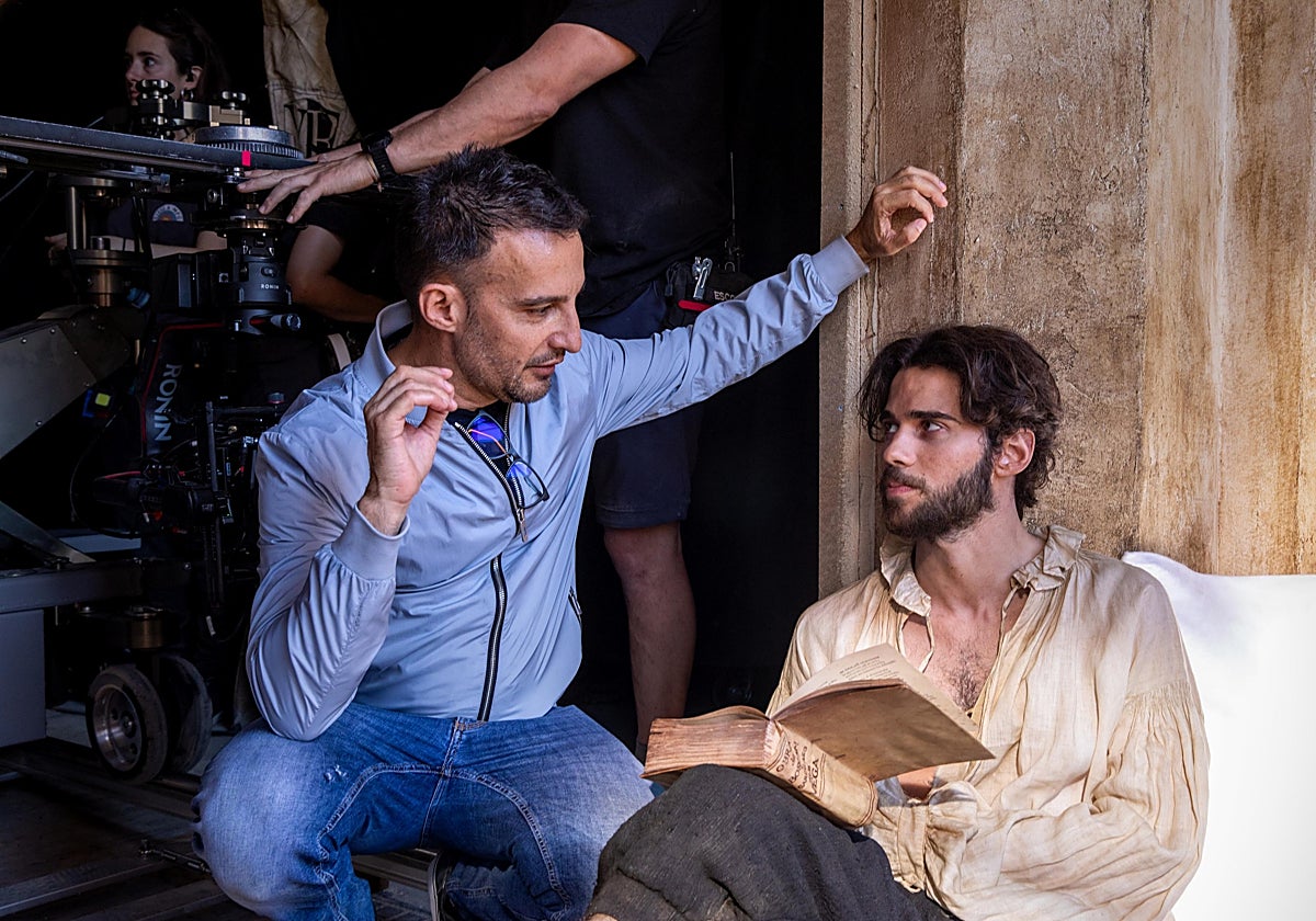 Imagen de Alejando Amenábar, durante el rodaje de 'El cautivo' con el actor Julio Peña