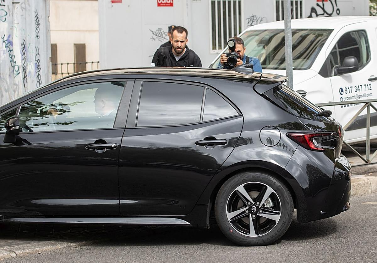 Begoña Gómez en el interior de un coche a su llegada a declarar por el 'caso Begoña Gómez', en los Juzgados de Plaza de Castilla