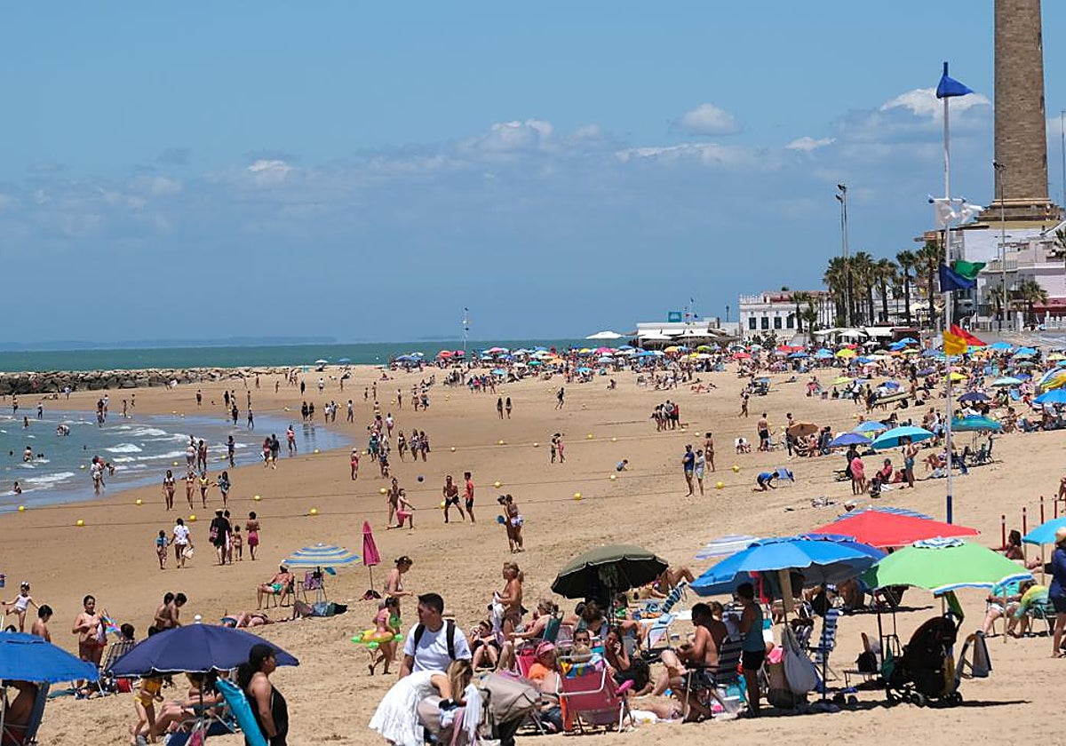 La playa de Regla, en Chipiona, es una de las más concurridas por los andaluces en verano
