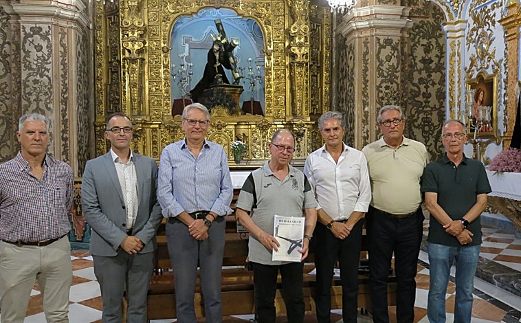Imagen principal - En la imagen superior, integrantes de la candidatura encabezada por Chiquilín y el prior del convento, ante el Caído. Debajo a la izquierda, reunión que mantuvieron el miércoles con el padre Francisco Javier Jaén. A la derecha, el diestro. 
