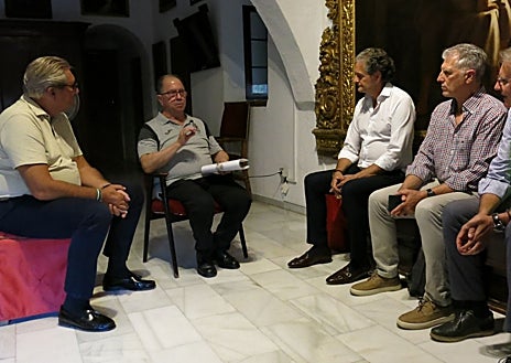 Imagen secundaria 1 - En la imagen superior, integrantes de la candidatura encabezada por Chiquilín y el prior del convento, ante el Caído. Debajo a la izquierda, reunión que mantuvieron el miércoles con el padre Francisco Javier Jaén. A la derecha, el diestro. 