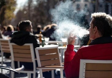 La hosteleros de Toledo rechazan la prohibición de fumar en terrazas: «Es una medida desproporcionada»