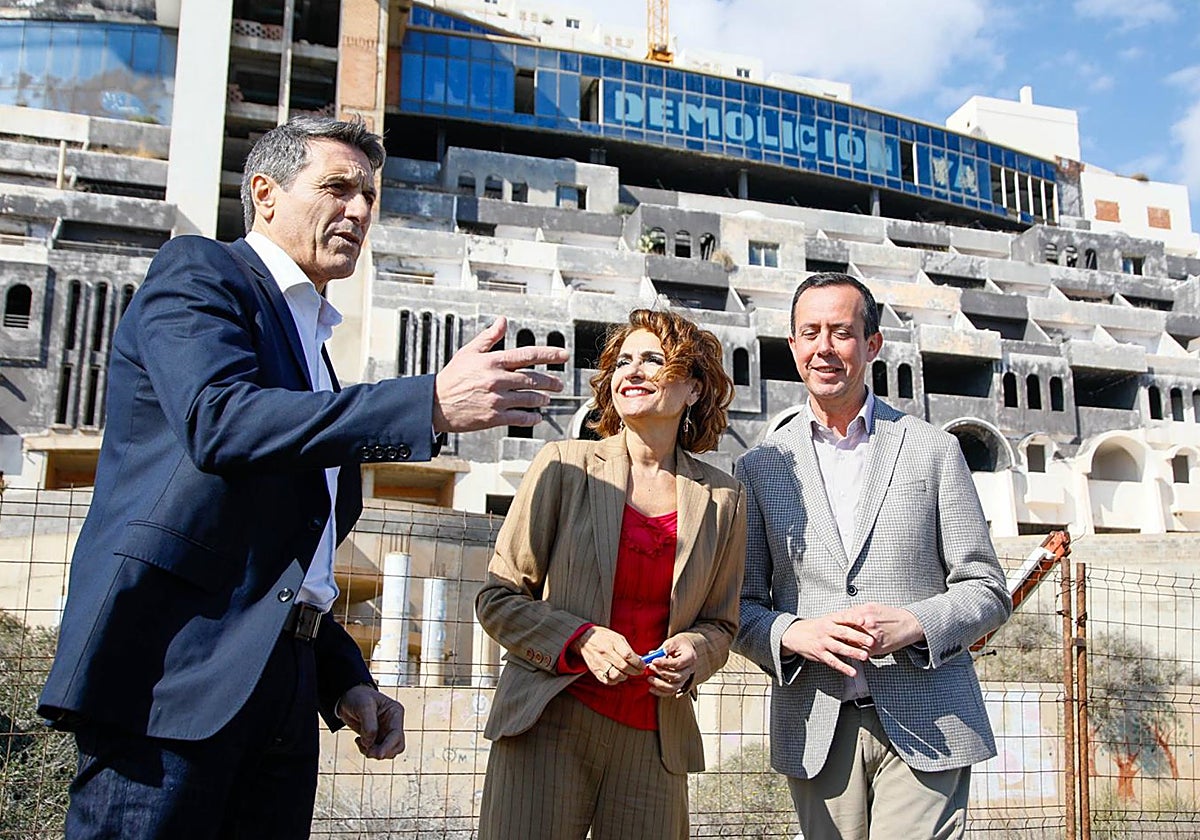 Pedro Fernández, junto a María Jesús Montero, y  José María Martín, frente al hotel de El Algarrobico