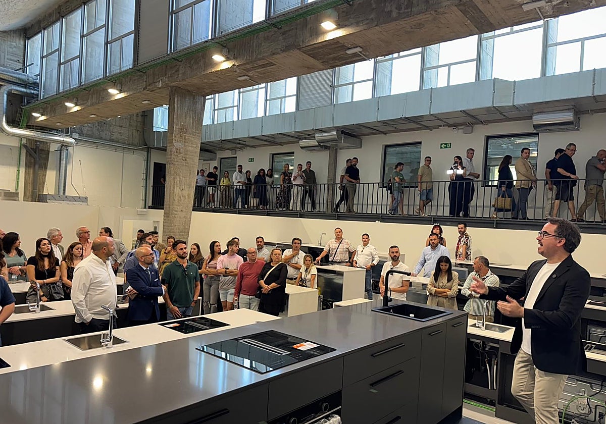 Paco Morales, en una de las cocinas en que se impartirán las clases