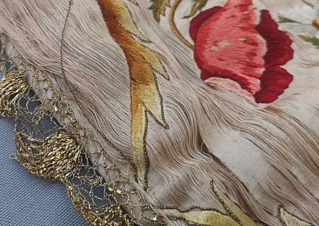 Imagen secundaria 1 - En la imagen superior, integrantes del Redil, ante la saya en Cyrta, el día de la recogida. Debajo a la izquierda, detalle del estado anterior a los trabajos. A la derecha, tras la restauración y limpieza