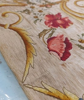 Imagen secundaria 2 - En la imagen superior, integrantes del Redil, ante la saya en Cyrta, el día de la recogida. Debajo a la izquierda, detalle del estado anterior a los trabajos. A la derecha, tras la restauración y limpieza