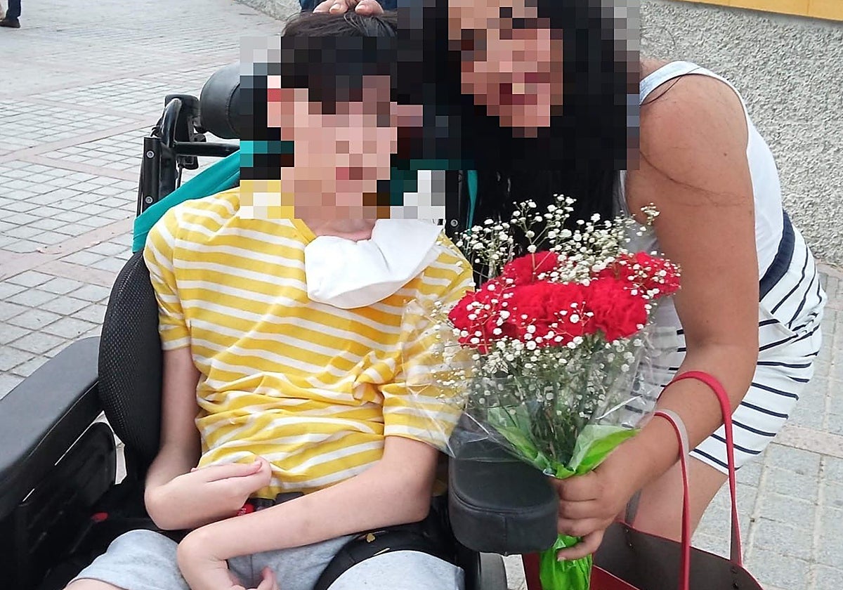 Macarena D. O., con Antonio David, en una imagen cedida por la familia