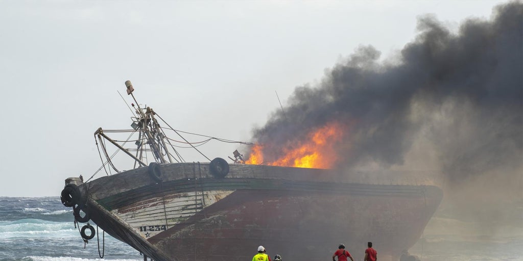 Encalla y se incendia un atunero en la costa de Órzola (Lanzarote) con cinco inmigrantes a bordo