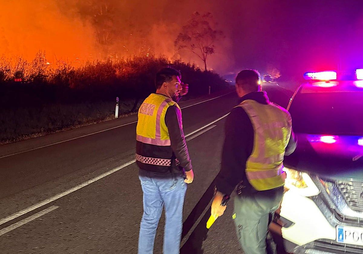 Queda estabilizado el incendio desatado por un camión en Higuera de la Sierra que obliga a cortar la carretera Sevilla-Lisboa