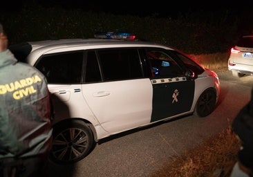 En el interior de este coche de la Guardia Civil iba el detenido