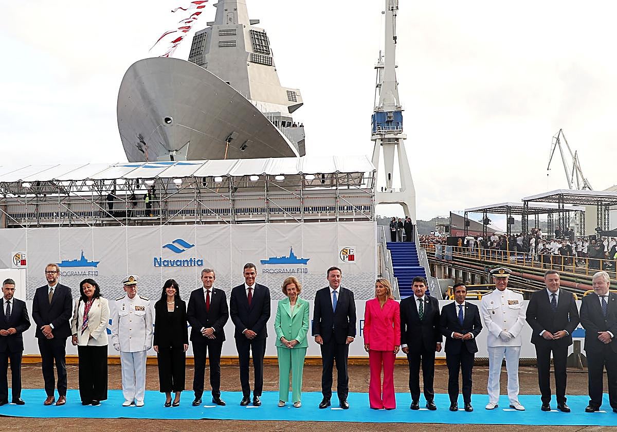 Las autoridades, con la Reina Sofía en el centro, y el 'F-111 Bonifaz de fondo