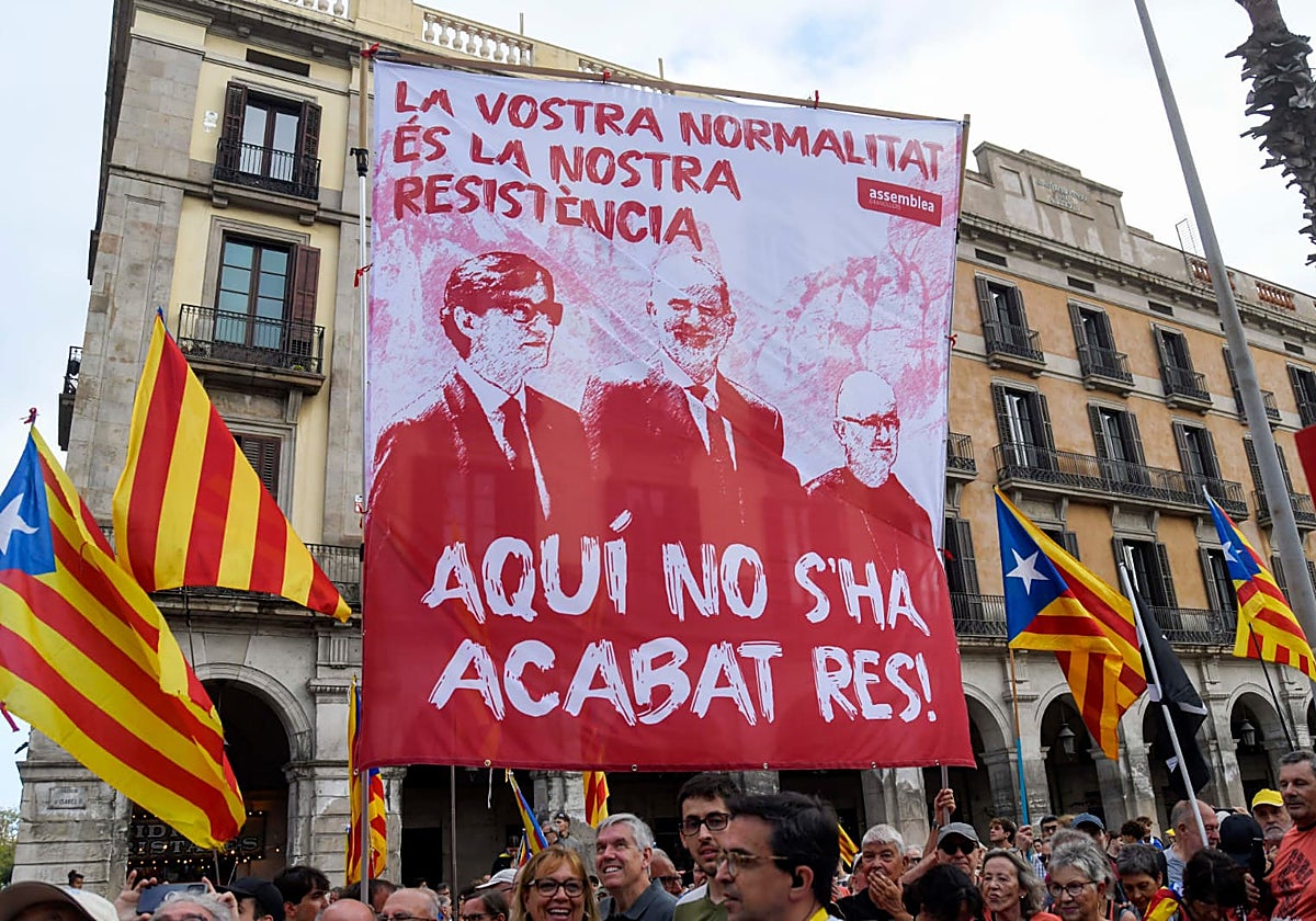 Pancarta en la manifestación de hoy: «Vuestra normalidad es nuestra resistencia. Aquí no se ha acabado nada», con una imagen del Rey y Salvador Illa durante su visita a la Abadía de Montserrat