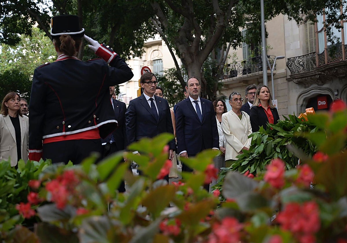 Illa y los miembros del Govern durante la ofrenda floral