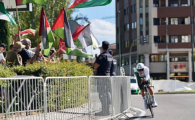Manifestantes propalestina al paso de uno de los corredores en la prueba de Valladolid