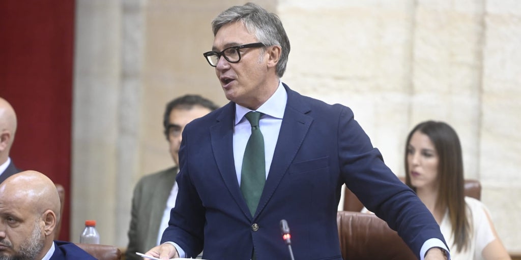 Juanma Moreno sigue marcando distancias con Vox y le acusa de ser «cooperador» de Pedro Sánchez