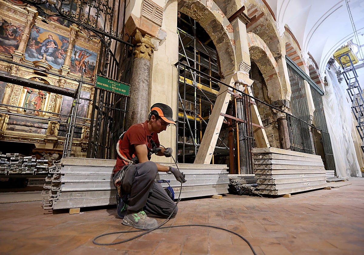 Un operario durante las obras de emergencia en la Mezquita-Catedral de Córdoba