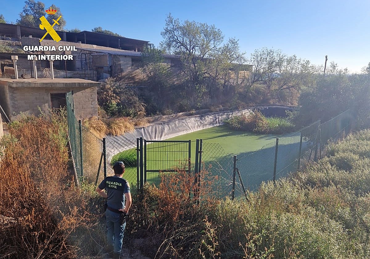 Imagen de un agente de la Guardia Civil junto a los vertidos ilegales