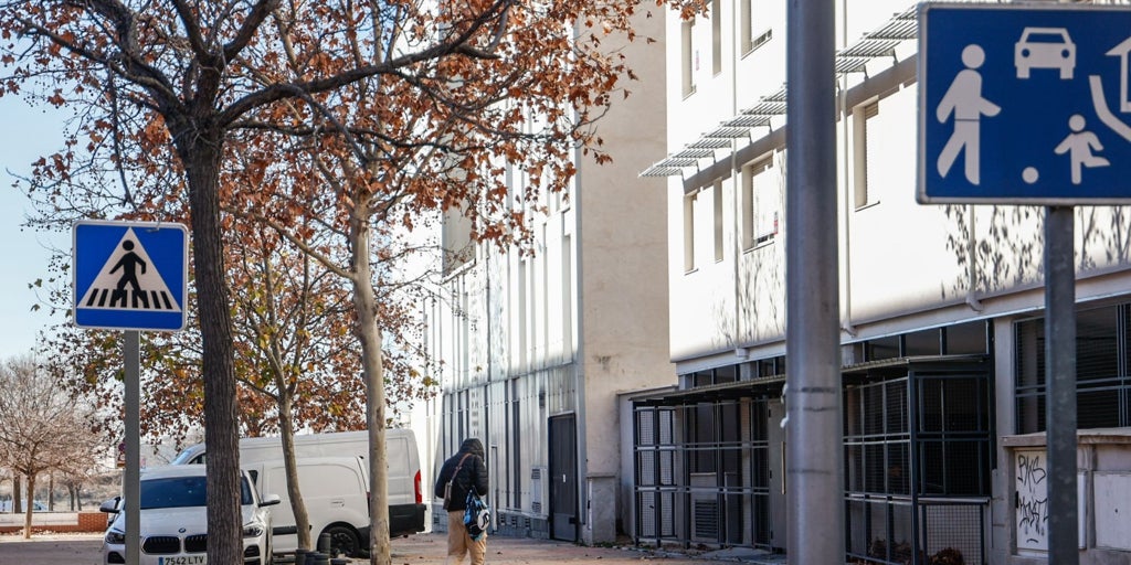Un policía, herido al ir a detener a un pederasta que se masturbaba junto a un colegio