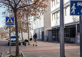 Un policía, herido al ir a detener a un pederasta que se masturbaba junto a un colegio
