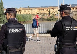 Dos policías nacionales salvan la vida de una bebé de 40 días en plena AP-4 tras entrar en parada cardiorespiratoria