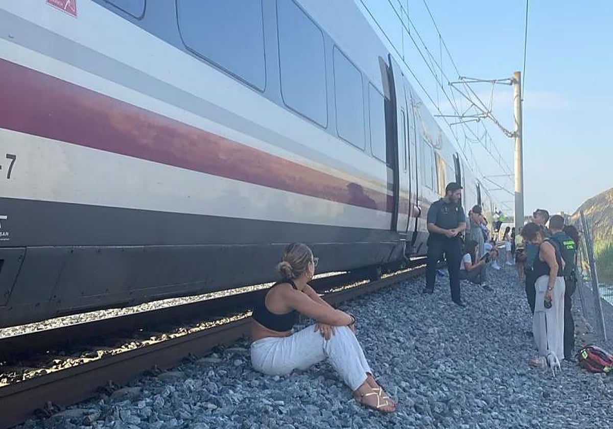 Pasajeros del AVE en las vías tras una avería del tren