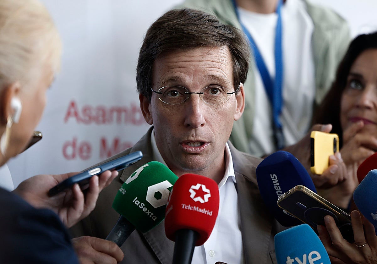 El alcalde de Madrid, José Luis Martínez Almeida, a su llegada a la Asamblea de Madrid este jueves