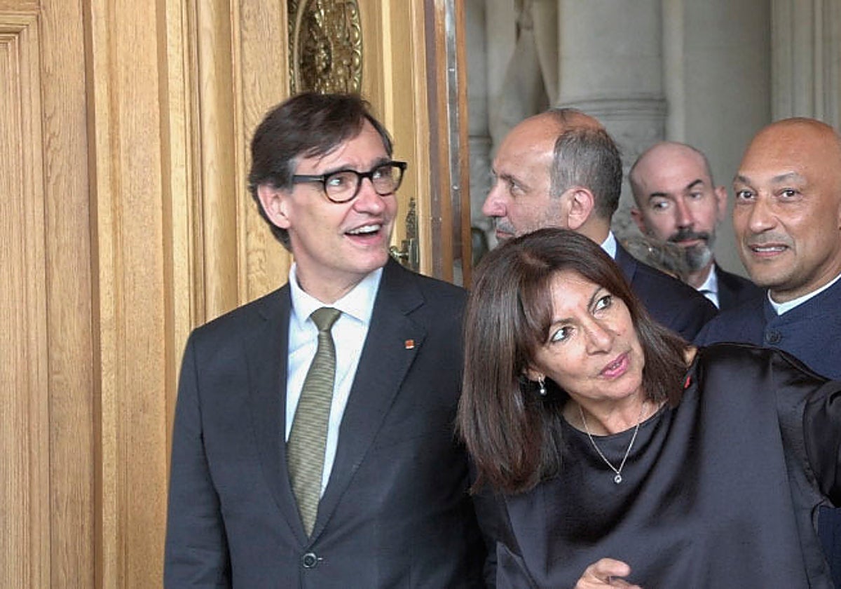 Illa, con la alcaldesa de París, Anne Hidalgo